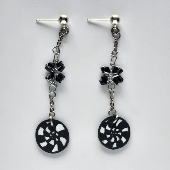 Black and white hypnosis silver chain earrings ✦ long silver dangle earrings ✦ - Picture 3 of 6